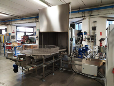 Lavametalli per il  trattamento automatico di pezzi in pre-verniciatura, fornito ad azienda leader nella produzione di motori endotermici ed elettronici